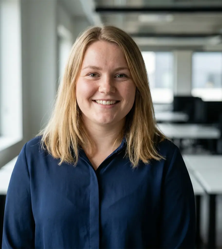 Eine lächelnde Person im Büro, ideal für Jobs in Buchhaltung und Treuhand auf Schweizer Recruiting-Plattform.