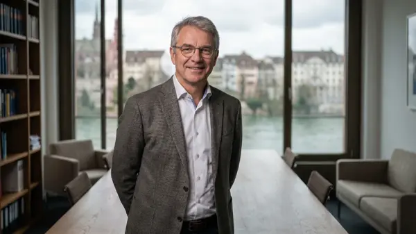 Person in modernem Büro vor Stadtansicht, ideal für Jobs im Treuhand und Rechnungswesen in der Schweiz.