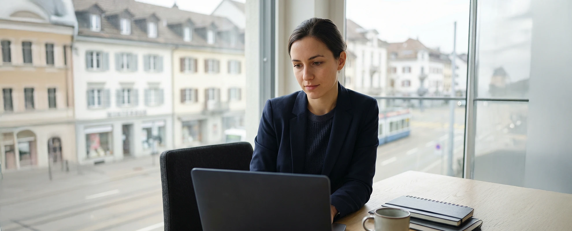 Recruiting-Plattform Schweiz: Frau am Laptop, Jobs in Treuhand, Buchhaltung, Rechnungswesen entdecken.