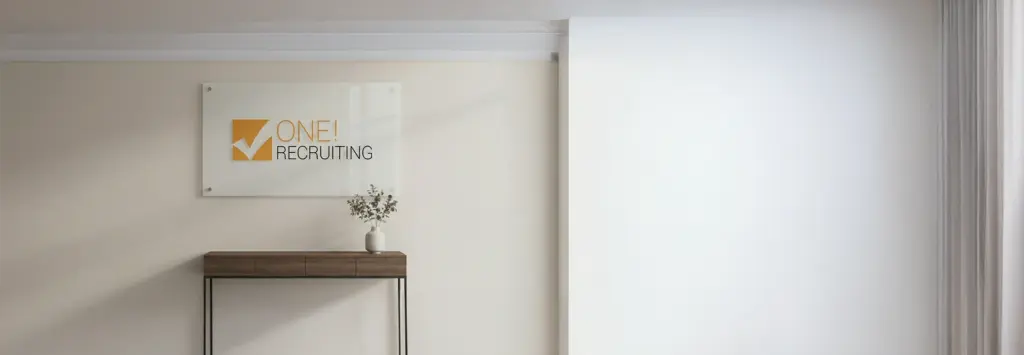 Recruiting-Plattform Schweiz: Jobs im Treuhand, Buchhaltung, Rechnungswesen. Elegantes Büro-Interieur.