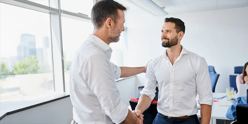 Profil Arbeitgeber Zwei Männer geben sich die Hand nach erfolgreicher Jobvermittlung