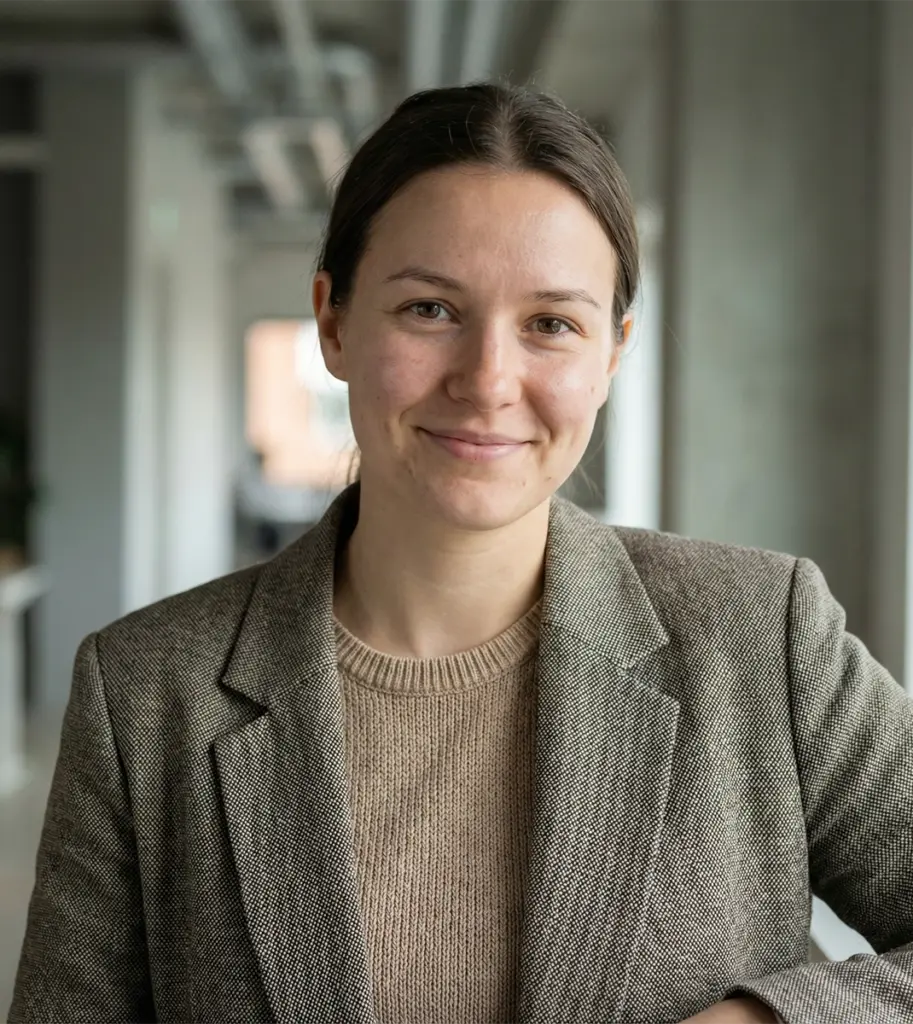 Grau gekleidete Person in modernem Büro - Ideal für die Recruiting-Plattform Schweiz in Treuhand- und Finanzjobs.