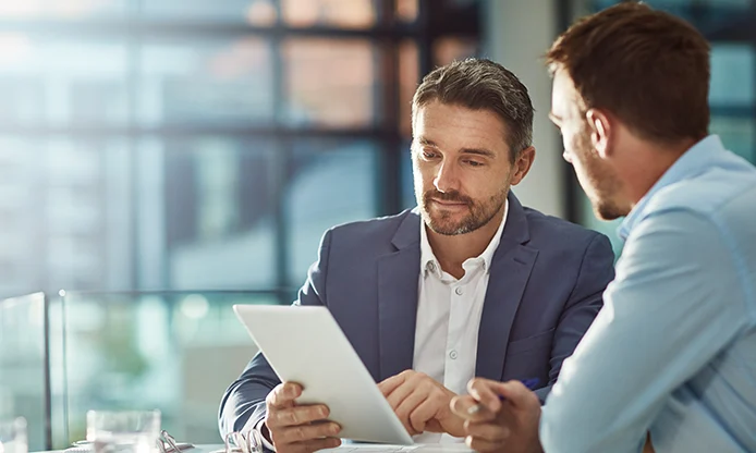 Steuerspezialist während einer Beratung