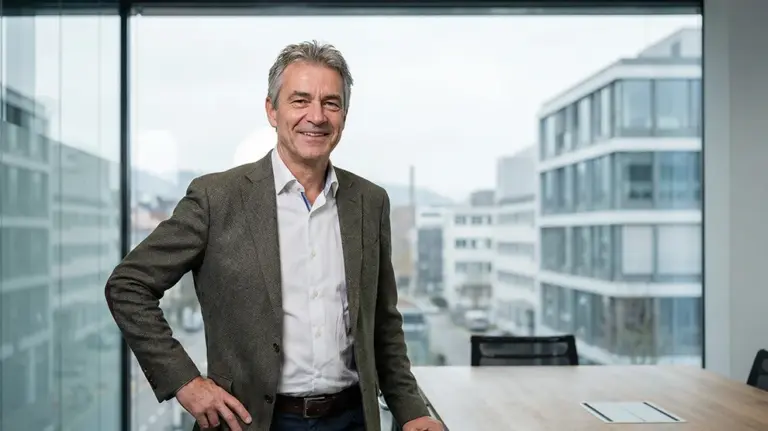 Mann im modernen Büro, spezialisiert auf Treuhandjobs in der Schweiz, Recruiting-Plattform Szene.