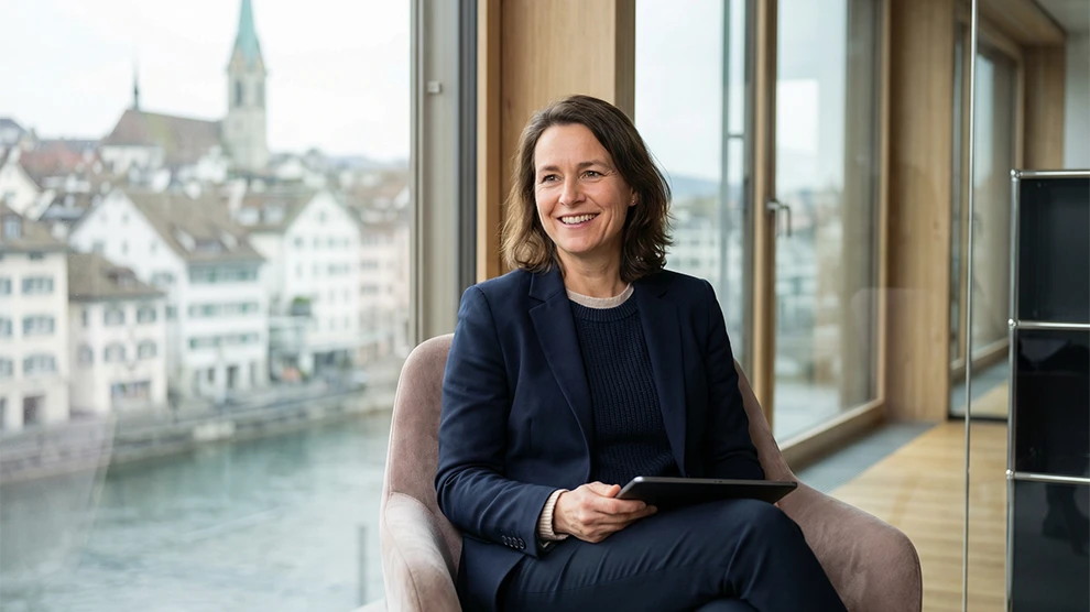 Frau im Büro mit Tablet, Blick auf Zürich, Jobs in Treuhand, Buchhaltung, Schweiz-Recruiting.