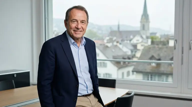 Recruiting-Plattform Schweiz: Mann im Büro mit Stadtblick, Fokus auf Treuhand, Buchhaltung, Rechnungswesen Jobs.