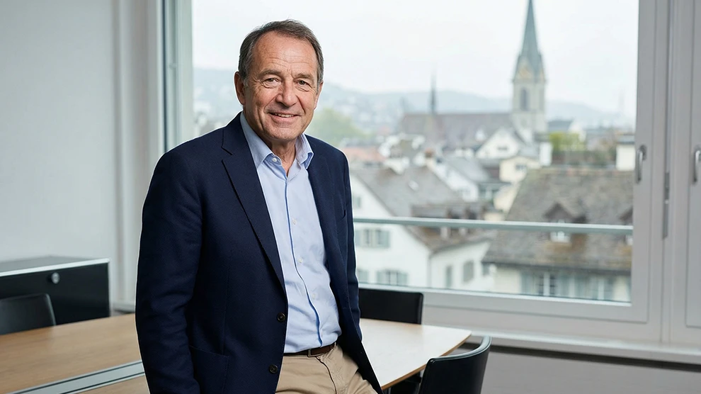 Recruiting-Plattform Schweiz: Mann im Büro mit Stadtblick, Fokus auf Treuhand, Buchhaltung, Rechnungswesen Jobs.